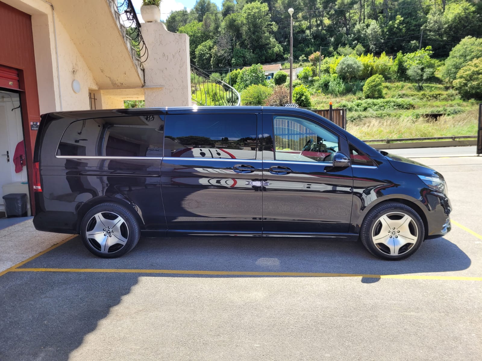 Dans les Gares, Aéroports, Héliports ,Port Maritime et Station Ski . Vous serez accueillis par nos chauffeurs professionnels avec une pancarte avec votre nom ou logo d'entreprise. Mercedes V class 300 AMG 4matic XL